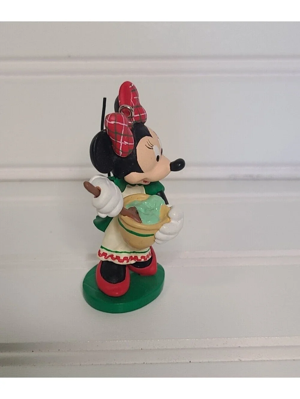 HALLMARK ORNAMENT Disney Minnie Mouse 2004 Christmas baking